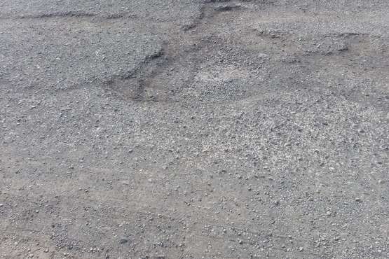 Socavones en la calle del Centro de Salud de Jinámar/TA.