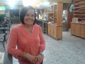 Margarita Alonso, en el bar donde supo en 1999 que se le venía un Aeropuerto encima (Foto TA)