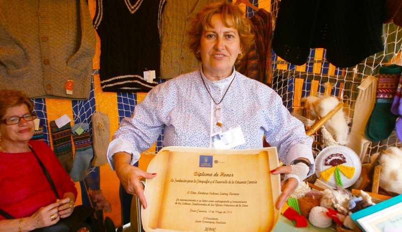 Bárbara Suárez muestra uno de los galardones recibidos (Foto TA)