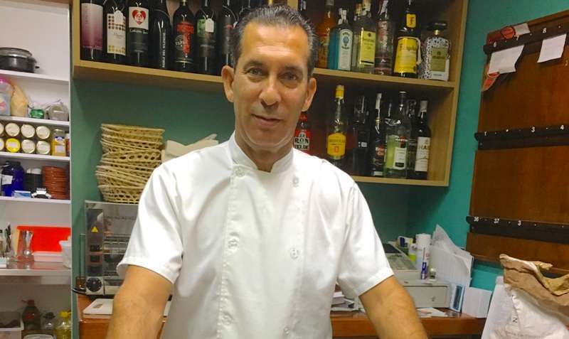 Enrique Ojeda en su negoció de la calle de Betancor Fabelo (Foto TA)