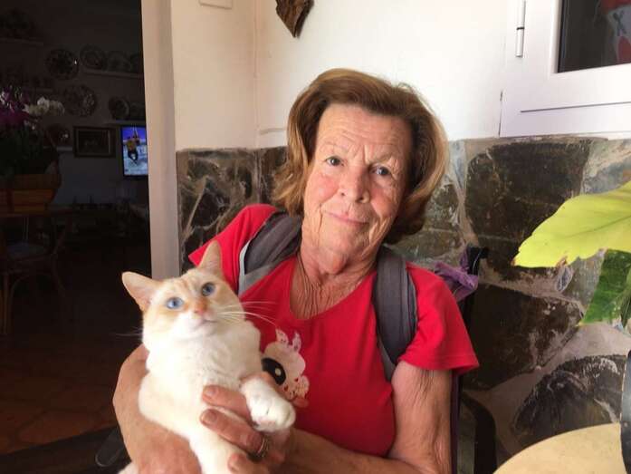 Adelia Santana, con uno de sus felinos (Foto TA)