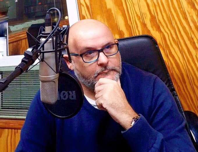 Carlos-La Chica, en los estudios de Radio Faycán  (Foto TA)