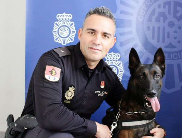 Miguel Ángel Díaz y la perra Uca (Foto TA)