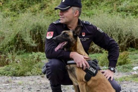 Miguel Ángel Díaz y la unidad canina de la policía (Foto TA)
