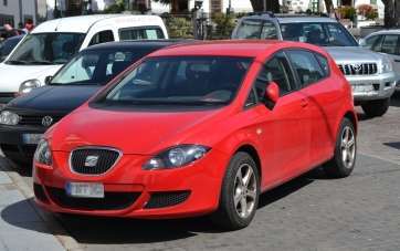 Vehículo aparcado en el reservado a coches oficiales y autorizados en San Juan (Foto TA)