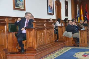 Guillermo Reyes se dirige al público y a la prensa, en su segunda intervención en el Pleno (Foto TA)