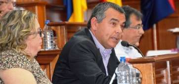 El concejal y ecologista Álvaro Monzón durante su intervención en el debate sobre las cabras (Foto TA)