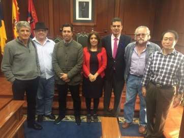 Imagen de tres miembros del Gobierno con cuatro de los distinguidos (Foto TA)