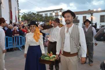 Juan Antonio Peña con la socialista Saraiba Leal,en el momento de la ofrenda (Foto TA)
