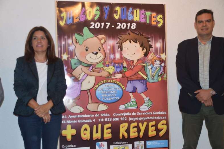 La alcaldesa Carmen Hernández y el concejal Diego Ojeda, junto al cartel de la campaña con el eslogan (Foto TA)