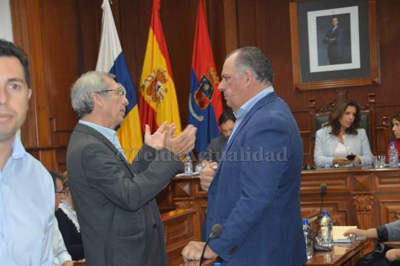 Ediles del Gobierno y de la oposición, momentos antes del inicio del Pleno (Foto TA)