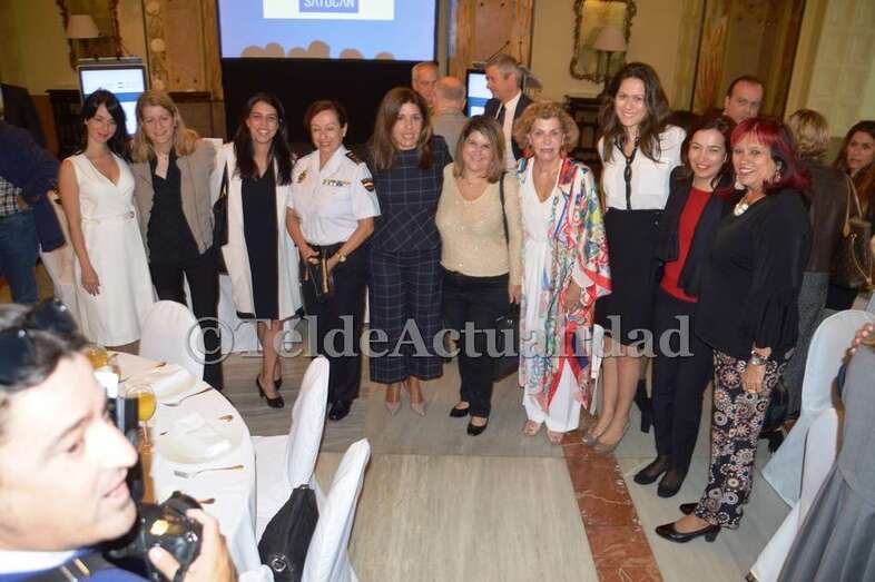 La alcaldesa posa con un grupo de mujeres después de la charla (Foto TA)