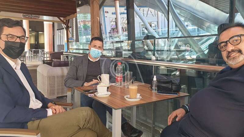 Pablo Rodríguez, Héctor Suárez y Víctor Vega, este mediodía en una terraza de un centro comercial de Telde/TA.