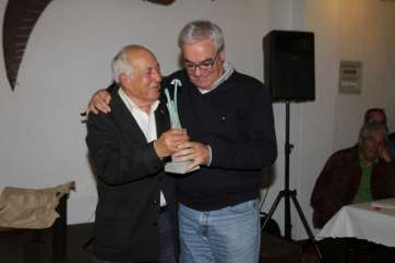 Carmelo Ojeda recibe el premio de la mano de Emilio Monzón (Jesús Ruiz Mesa)