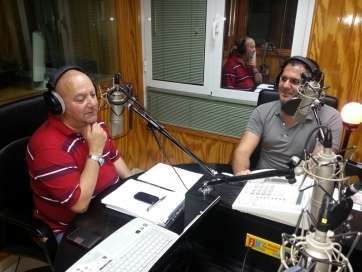 El comunicador teldense Ezequiel López (i), en los estudios de Radio Faycan (Foto TA)