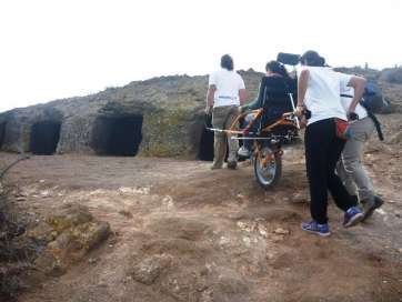 Imagen de una visita adaptada al yacimiento arqueológico de Cuatro Puertas (Foto TA)