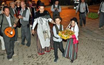 Dos niños llevan sus ofrendas a la Virgen (Foto Teldeenfiestas)