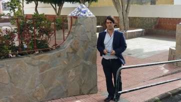 El concejal Ignacio Serrano en el barrio de La Viña (Foto TA)