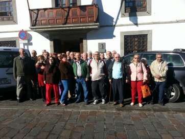 El grupo de mayores frente a las dependencias del Ayuntamiento de Telde (Foto TA)