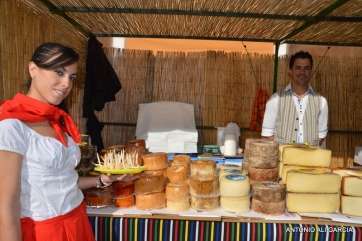 Puesto de venta y degustación de quesos de Valsequillo (Foto Antonio Alí)