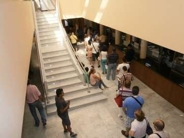 Imagen de archivo de colas para solicitar el certificado de residencia en Telde (Foto TA)