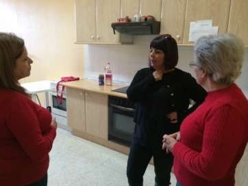 Gloria Cabrera durante su visita a Valle de los Nueve Bajo (Foto TA)