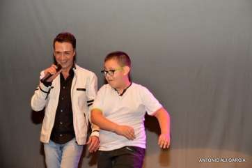 El pequeño Giovanni junto a uno de los artistas de la gala (Foto Antonio Alí)