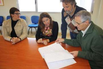 Las concejales Carmen Hernández y Celeste López firmaron en el libro de visitas de Yrichen (Foto TA)