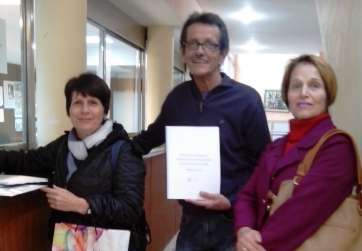 Miembros de la plataforma en el momento de presentar su propuesta de ordenanza (Foto TA)