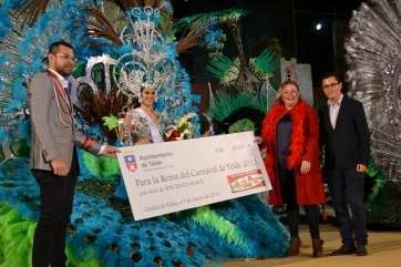 La Reina del Carnaval 2013 junto a las autoridades municipales (Foto TA)