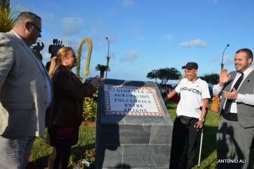 Momento de descubrimiento de la placa (Foto Antonio Alí)