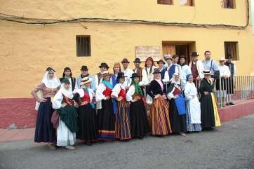 Grupo con vestimentas canarias delante de la sede del Patronato de Jinámar (Foto TA)