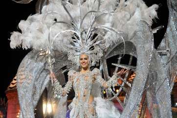 La joven Cindy Klein, con la fantasía Â¡El cielo es el límite!, tras ser proclamada Reina del Carnaval de Las Palmas de Gran Canaria 2014 (Foto Acfi Press)