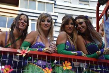 Jóvenes en una de las carrozas del carnaval capitalino (Foto Antonio Alí)
