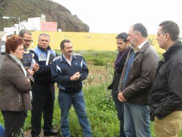 Representantes municipales durante la visita a los barrios (Foto TA)