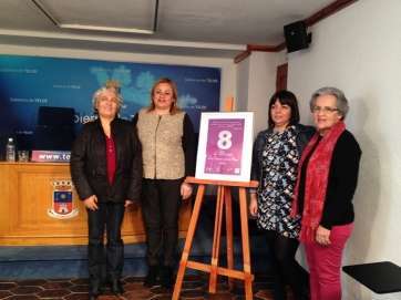 La alcaldesa, concejala y dirigentes de colectivos posan junto al cartel del 8 de Marzo en Telde (Foto TA)