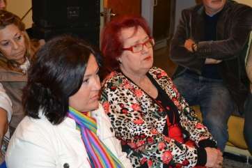 Carmen Rodríguez (d), durante el homenaje de este jueves (Foto TA)