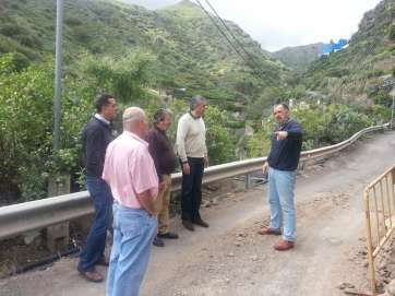 Representantes municipales durante la visita a los barrios (Foto TA)