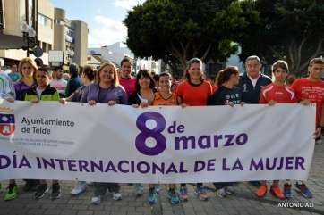 Políticos y deportistas posan con la pancarta que abría la carrera (Foto TA)