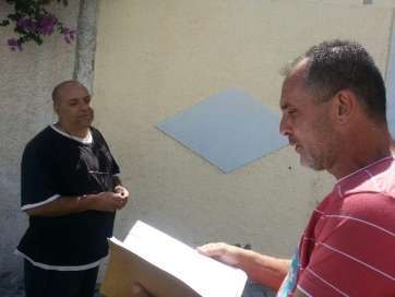 Imagen de archivo de Óscar Suárez, en primer plano, con un miembro de Telde Responde (Foto TA)