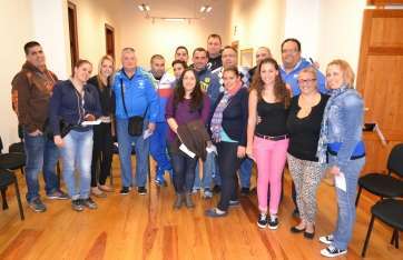 El concejal Agustín Pérez junto a los representantes de las murgas (Foto TA)