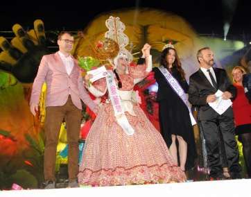  La candidata del Centro de Mayores de Fataga, Ángela Miranda Martín, de 63 años, se proclamó Gran Dama del Carnaval Faunaval (Foto Isabel Quintana)