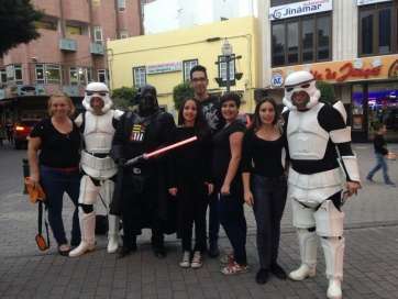 Reparto del folleto del programa del Carnaval 2014 por las calles de San Gregorio (Foto TA)