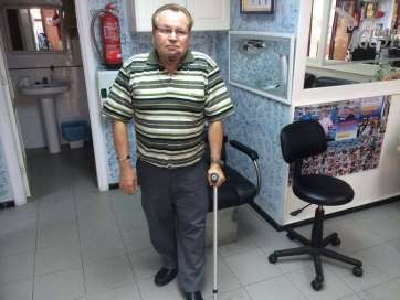 Agustín Cabrera, con muleta, tras el accidente (Foto TA)