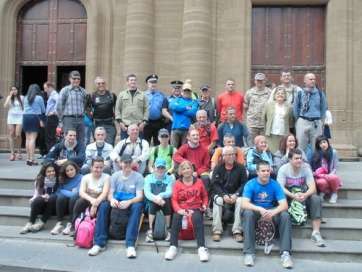 El grupo, delante de la Iglesia de Gáldar (Foto Infonortedigital)