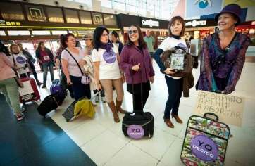 Participantes en la escenificación realizada en la terminal de Gando (Foto TA)