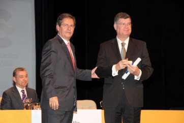 Momento en que González Padrón recibe el premio (Foto Jesús Ruiz Mesa)