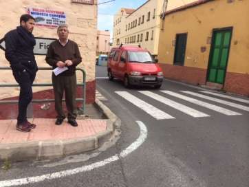 Héctor Suárez con representantes vecinales de La Pardilla (Foto TA)