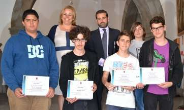 Todos los premiados junto a la alcaldesa y el gerente de Aguas de Telde (Foto TA)