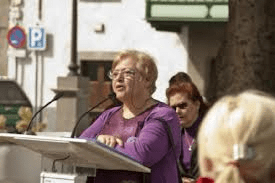 Una de las componentes del colectivo Isadora Duncan leyendo un manifiesto en la Plaza de San Juan (Foto TA)
